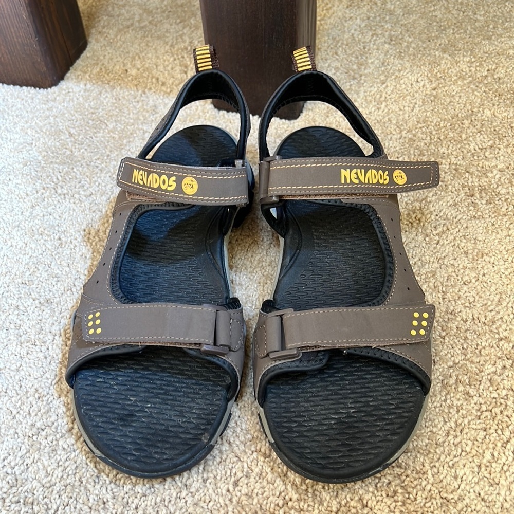 Nevados mens SZ 10 grey river sandals.